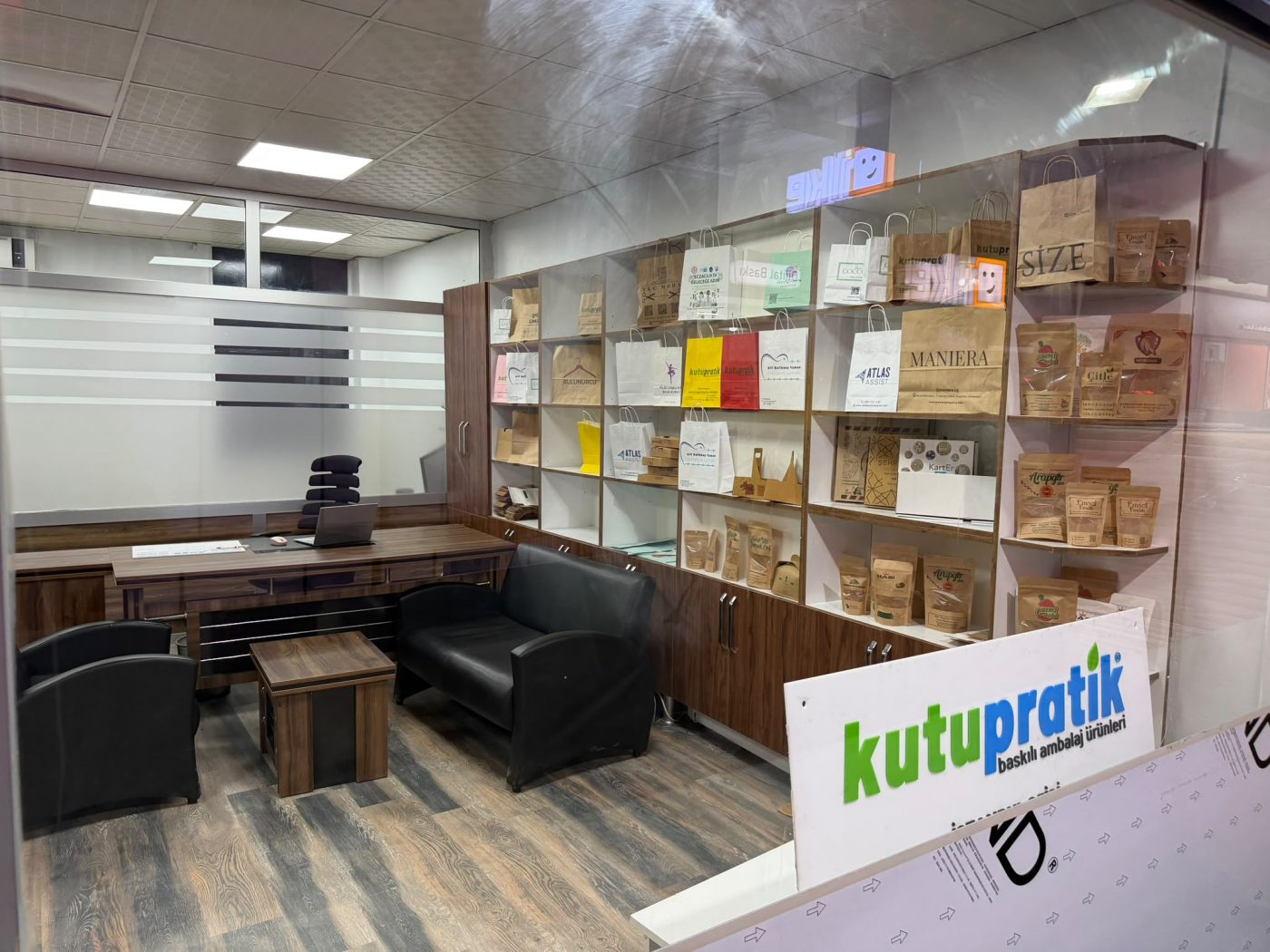 KutuPratik İstanbul showroom - baskılı ambalaj ve kraft ürün çeşitleri